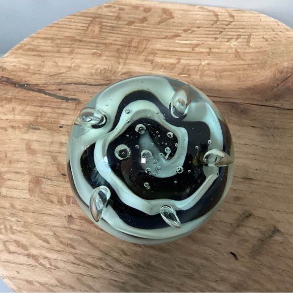 ⚫️ Vintage & Beautiful - Black & White Blown Glass Art Sphere Paperweight Decor - Picture 6 of 10